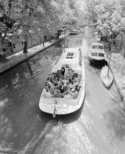 102772 Afbeelding van de rondvaart over de Oudegracht te Utrecht tijdens het bezoek van de veteranen van het ...